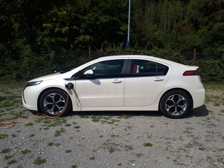 Opel Ampera mit Ladekabel