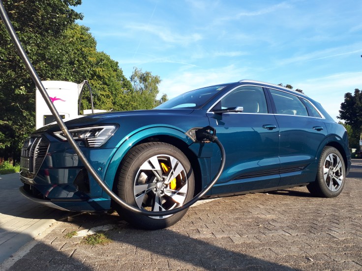 Audi e-tron 55 quattro beim Laden.