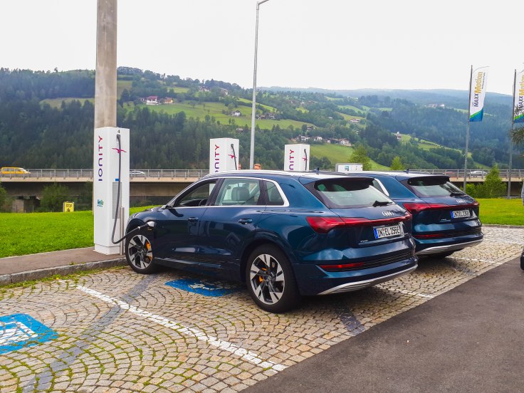 Audi e-tron an Ionity-Ladesäulen