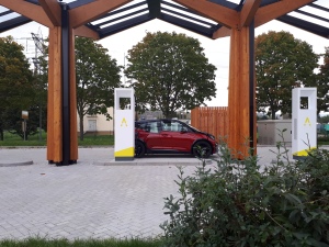 BMW i3s beim Laden an Fastned